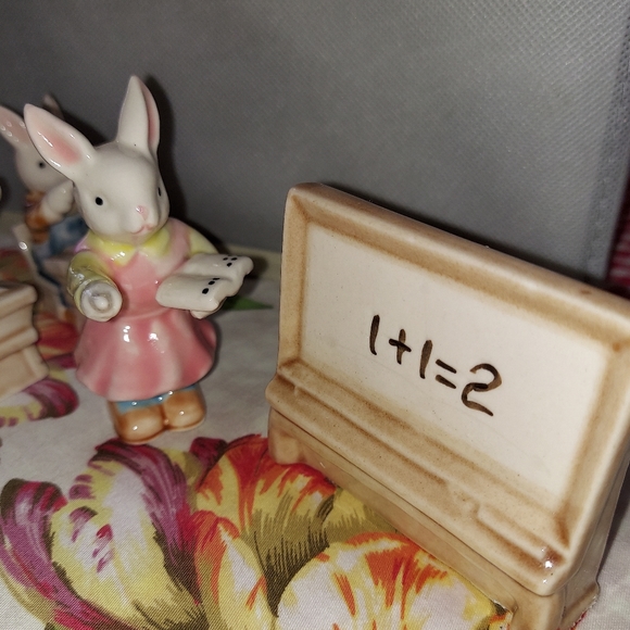 Vtg Porcelain Bunny Teacher & Class - Picture 6 of 7